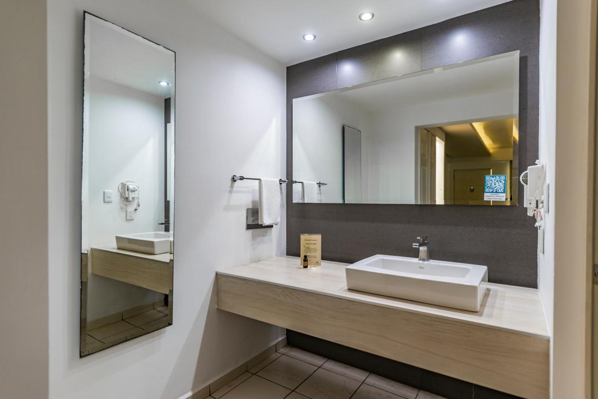 Quinta Dorada Hotel & Suites Сальтильо Экстерьер фото